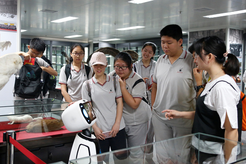 北京师范大学附属中学师生参观检验检疫标本馆
